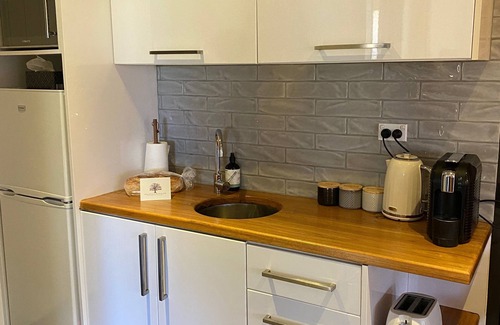 Mitchells Island House | Stylish 2 bedroom Guesthouse - 1 minute from the beach.