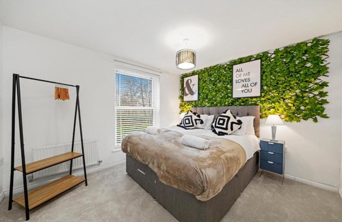 Bletchley Apartment | Stylish 2 Bedroom 2 Bathroom Apartment - 8 Minutes Drive to Central MK - Free Parking, Fast WiFi & Smart TV by Yoko Property
