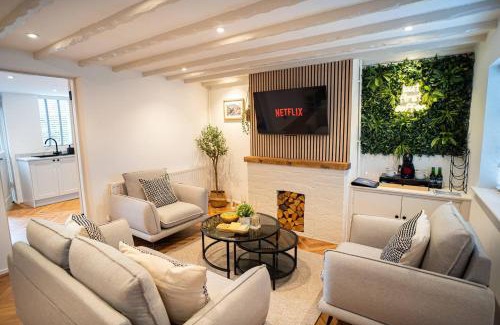 Bewdley House | Stylish 2 Bedroom Cottage With Hot Tub And Parking