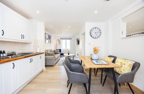 Cubitt Town House | Stylish 2-Bedroom House with Garden & 2 Smart TVs – A Rare London Gem!