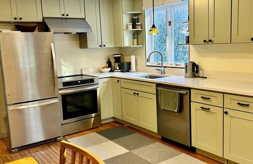 Bernardston House | Stylish 2-bedroom townhome with WiFi, AC near private schools.