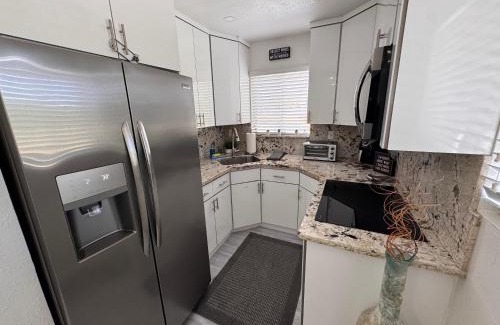 Flagami Apartment | Stylish 2 Bedrooms Apartment by Miami Airport