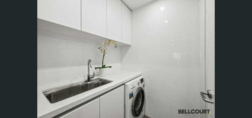 South Perth Apartment | Stylish 2-BR Apartment in the Heart of South Perth