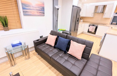 Canbury Apartment | Stylish 2-Bed Apartment Near Richmond Park