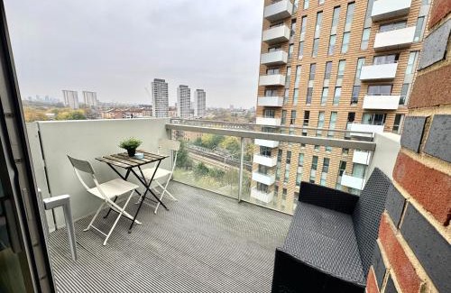 Bromley South Apartment | Stylish 2Bedrooms 2Baths, Balcony Views, Stratford, ABBA