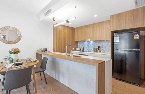 Kangaroo Point Apartment | Stylish 2BR by The Gabba | Sleeps 6 + BBQ