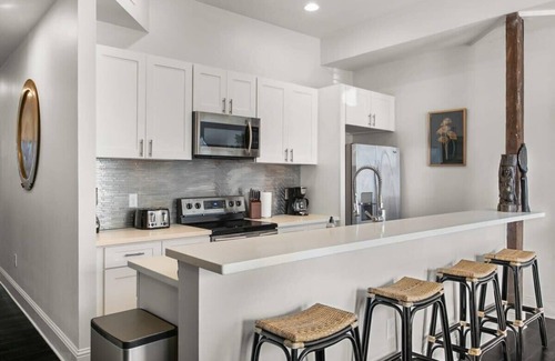 Saint Thomas Development Apartment | Stylish 2BR | Garden District | Historic Luxury