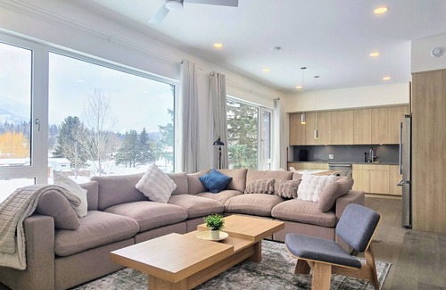East Kootenay House | Stylish 2BR | River & Views | 5 Min Fernie and Resort