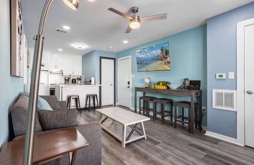 South Central Houston Apartment | Stylish 2BR Sleeps 6 Near Downtown & NRG