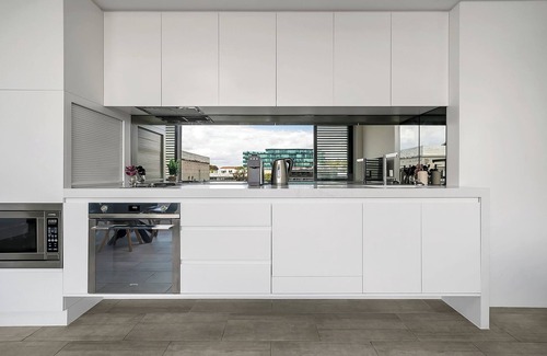 Bondi Beach Apartment | Stylish 2BR Top-Level Unit w/Lift near Bondi Beach