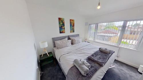 Sheldon House | Stylish 3-Bed house NEC-JLR-Airport-HS2-Driveway