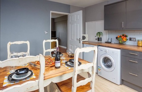 Gorgie Apartment | Stylish 3 Bedroom Apartment, Edinburgh