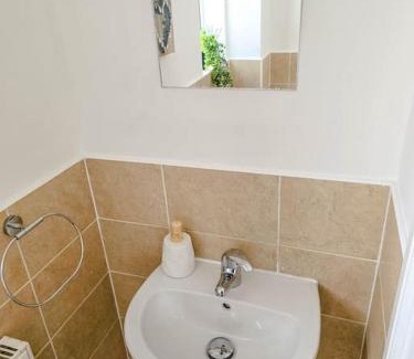 Havering Apartment | Stylish 3-Bedroom Home, Free Parking, Central Location for Business & Leisure