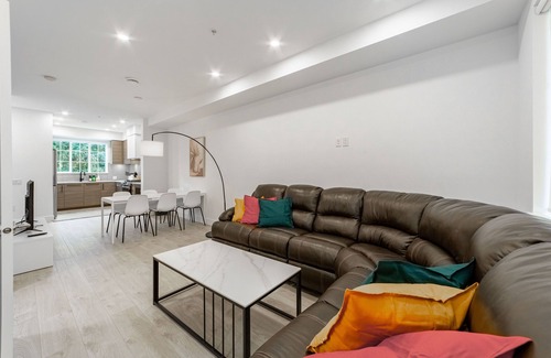 Seafair House | Stylish 3 Bedrooms Townhouse Perfect for Family's Trip
