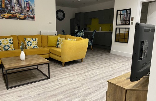 Cwmbrwla Apartment | Stylish 3beds Nystyle Apt - Parking, Self Check-in
