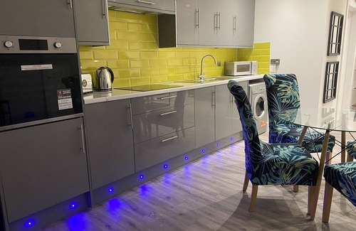 Cwmbrwla Apartment | Stylish 3beds Nystyle Apt - Parking, Self Check-in