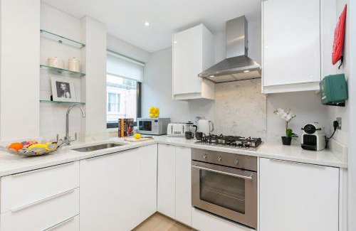 Notting Hill Apartment | Stylish 3BR Bohemian Retreat by Portobello