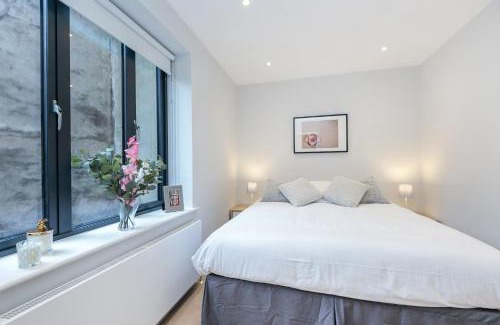 Notting Hill Apartment | Stylish 3BR Bohemian Retreat by Portobello