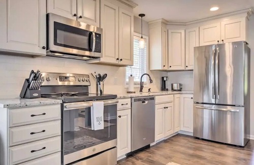 Henderson Cottage | Stylish 3BR Lakefront Home on Kerr Lake