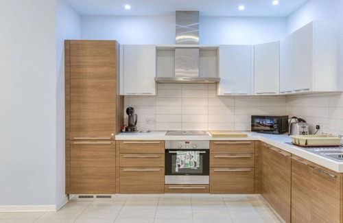 Qawra Apartment | Stylish 3BR Apt with panoramic balcony in Qawra