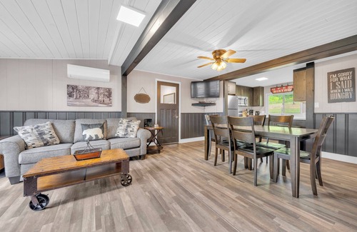 Centre Hastings Cottage | Stylish 3BR Waterfront Cottage with Large Docknn