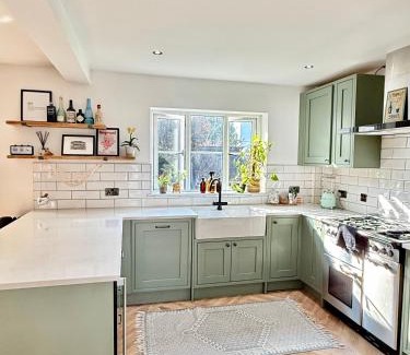 Abergavenny House | Stylish 4-Bed Home with Ensuites, Garden & Parking