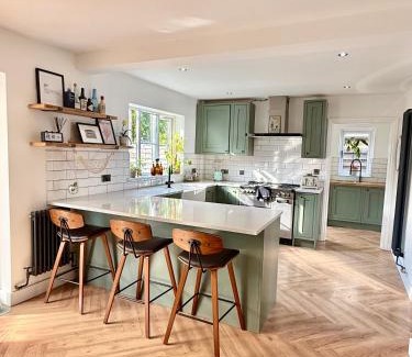 Abergavenny House | Stylish 4-Bed Home with Ensuites, Garden & Parking