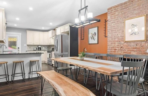 East Allegheny House | Stylish 4Bdr Loft Home, North Shore, City Skyline