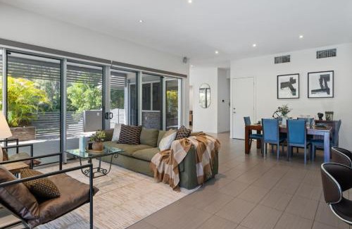 Mount Ommaney House | Stylish 4BR Home with BBQ and Media Room in Mt Ommaney