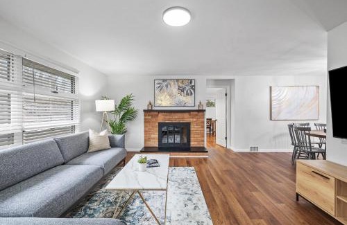 Wexford House | Stylish and Accessible Six Bedroom Home in Wexford/Pittsburg With Kids Amenities