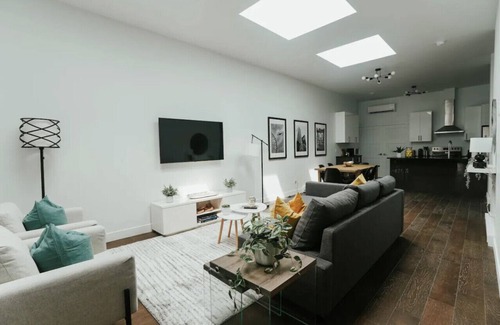 La Petite-Patrie Apartment | Stylish and bright 2bdr near St-Hubert Plaza