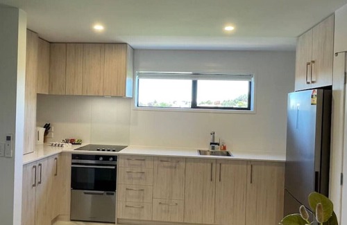 Mount Albert House | Stylish and Sleek Auckland Stay