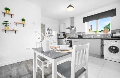 Cradley Heath Apartment | Stylish Apartment - Cradley Heath - Pet Friendly - Parking - Netflix 2MH