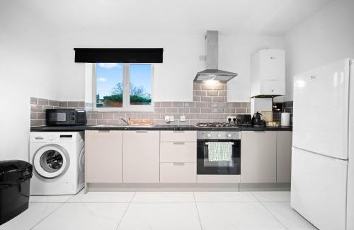 Cradley Heath Apartment | Stylish Apartment - Netflix - Fast WiFi - Parking - Top Rated 4MH