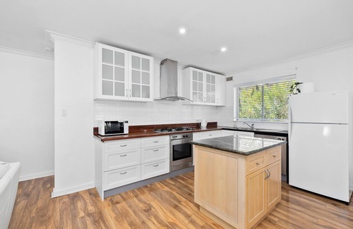 South Perth Apartment | Stylish Apartment Overlooking Majestic Tree Lined Park, 5 Mins Walk to Zoo