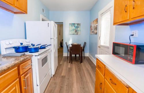 Bloomfield Apartment | Stylish Apt - 2 Queen Bed - Easy Hospital Access