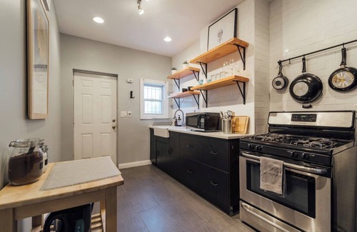 Jersey City Apartment | Stylish Apt 40 mins from NYC - TV/Laundry/Parking