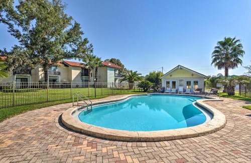 Mary Esther House | Stylish Bayfront Townhome Less Than 10 Mi to Beach!