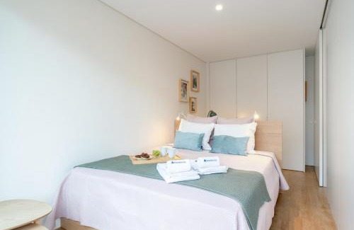 Aldoar Apartment | Stylish & Bright Flat with Balcony by HostWise