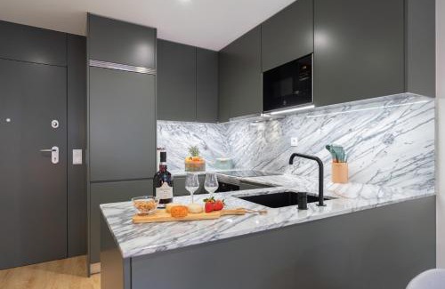Aldoar Apartment | Stylish & Bright Flat with Balcony by HostWise