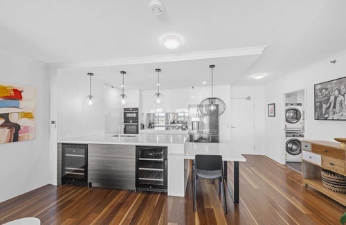 Brisbane Central Business District Apartment | Stylish Brisbane City Stay with BBQ, Pool & Gym