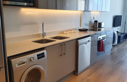 Claremont Apartment | Stylish centrally located luxury apartment