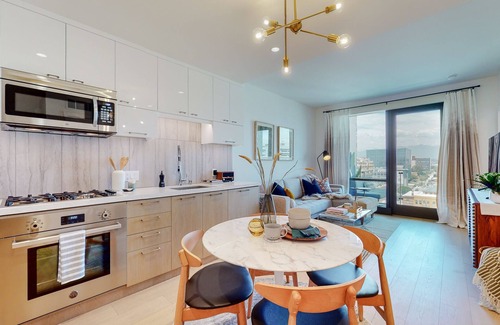 Historic Core Condo | Stylish & Chic Luxury 1-BR Condo in DTLA! Free parking space & WiFi