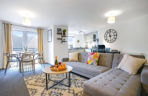 Northampton Apartment | Stylish City Centre Apartment Free Parking Self-Check-In Fast Wifi SmartTVs