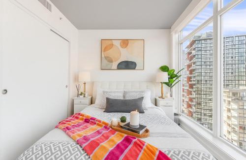 Downtown Vancouver Apartment | Stylish City view 2BR Apartment Steps to Yaletown Life