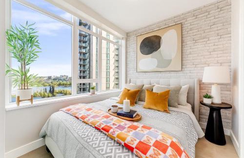 Downtown Vancouver Apartment | Stylish City view 2BR Apartment Steps to Yaletown Life
