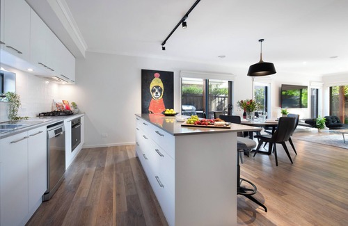 Alfredton House | Stylish Comfort Meets Unbeatable Location near Aquatic Centre & Lake Wendouree.