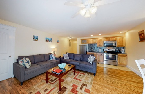 Edgecomb Condo | Stylish Condo at Sheepscot Harbor Resort w/Free WiFi, River Views, & Balcony
