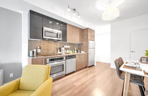 Mount Pleasant West Apartment | Stylish Condo Stay - Heart of Midtown Toronto