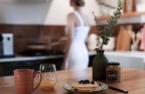 Palmwoods Cottage | Stylish Cottage + Outdoor Bath near Montville